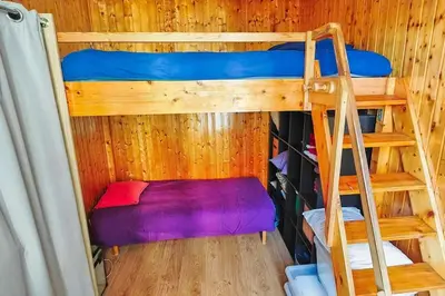 Un ou plusieurs lits superposés dans un hébergement de l'établissement Charmant Appartement près de Montmartre