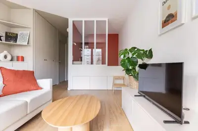 Télévision ou salle de divertissement dans l'établissement Appartement cosy avec terrasse proche de Paris