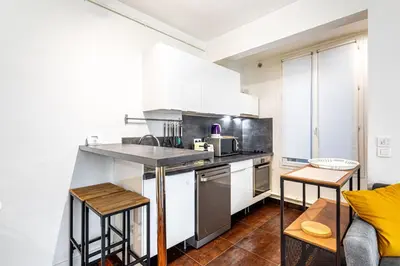 Cuisine ou kitchenette dans l'établissement GuestReady - Appartement Confortable dans le 10e.