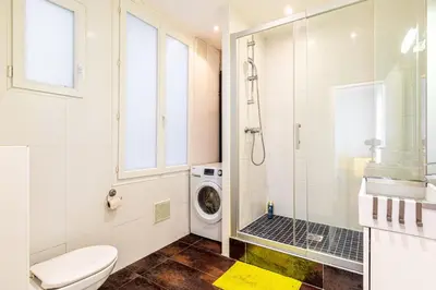 Salle de bains dans l'établissement GuestReady - Appartement Confortable dans le 10e.
