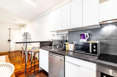 Cuisine ou kitchenette dans l'établissement GuestReady - Appartement Confortable dans le 10e.