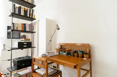 Bibliothèque dans l'appartement