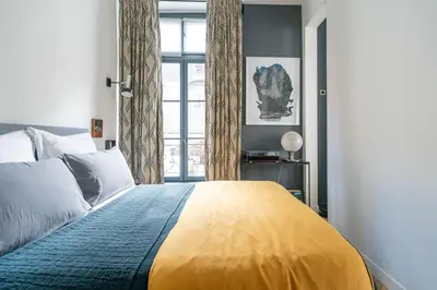 Un ou plusieurs lits dans un hébergement de l'établissement Stylish Flat Close to Louvre & Palais-Royal