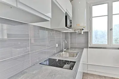 Cuisine ou kitchenette dans l'établissement Appartement Cosy Vue sur Paris Bois de Boulogne