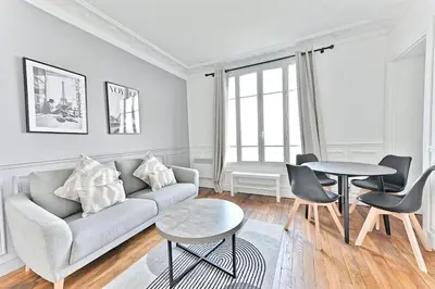 Coin salon dans l'établissement Appartement Cosy Vue sur Paris Bois de Boulogne