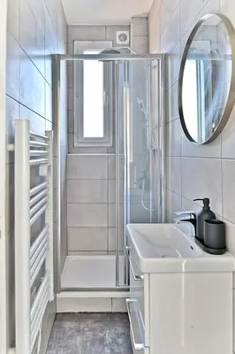 Salle de bains dans l'établissement Appartement Cosy Vue sur Paris Bois de Boulogne
