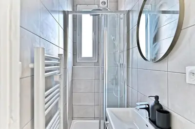 Salle de bains dans l'établissement Appartement Cosy Vue sur Paris Bois de Boulogne