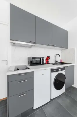 Cuisine ou kitchenette dans l'établissement 2 pieces refait neuf metro Jaures - paris 19 - 4P - FLAT-GUEST