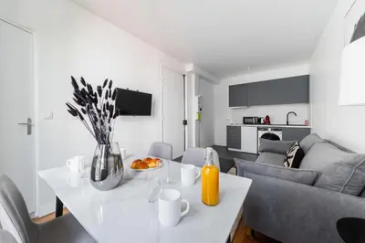 Cuisine ou kitchenette dans l'établissement 2 pieces refait neuf metro Jaures - paris 19 - 4P - FLAT-GUEST