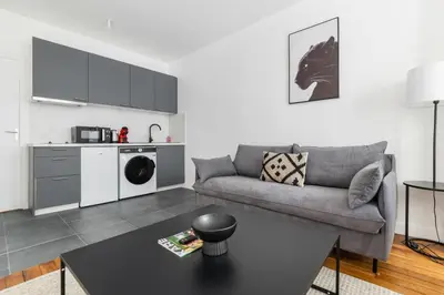 Cuisine ou kitchenette dans l'établissement 2 pieces refait neuf metro Jaures - paris 19 - 4P - FLAT-GUEST