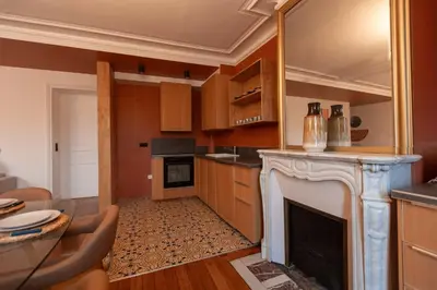 Cuisine ou kitchenette dans l'établissement Chic et spacieux 6 personnes- cite de la science