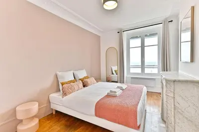 Un ou plusieurs lits dans un hébergement de l'établissement Appartement Spacieux Vue sur Paris Boulogne