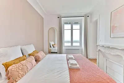 Un ou plusieurs lits dans un hébergement de l'établissement Appartement Spacieux Vue sur Paris Boulogne