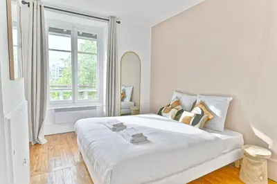 Un ou plusieurs lits dans un hébergement de l'établissement Appartement Spacieux Vue sur Paris Boulogne