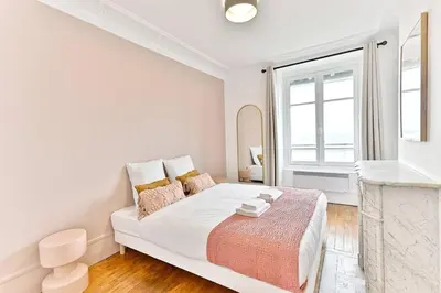 Un ou plusieurs lits dans un hébergement de l'établissement Appartement Spacieux Vue sur Paris Boulogne