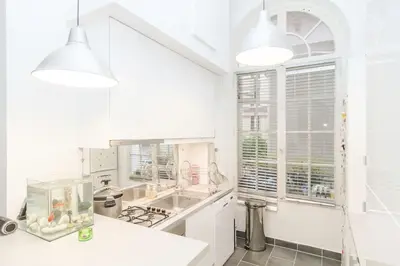 Cuisine ou kitchenette dans l'établissement Beautiful quiet family loft Paris