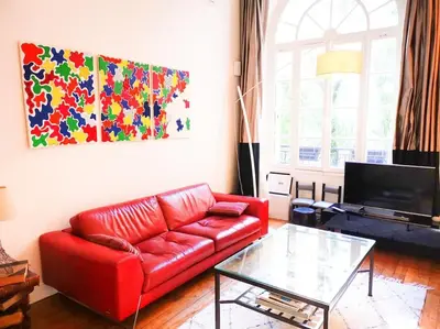 Télévision ou salle de divertissement dans l'établissement Beautiful quiet family loft Paris