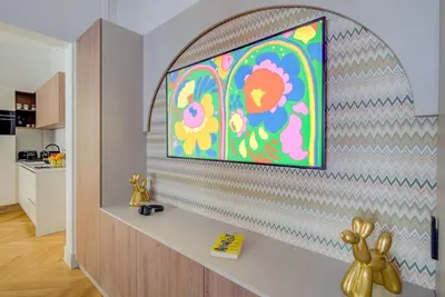 Télévision ou salle de divertissement dans l'établissement Luxurious Apartment - Champs Elysées - With AC