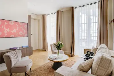 Coin salon dans l'établissement Stunning Family Flat - Grands Boulevards - with AC