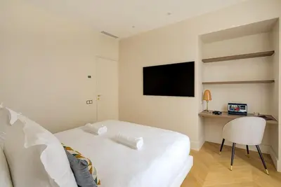 Télévision ou salle de divertissement dans l'établissement Stunning Family Flat - Grands Boulevards - with AC