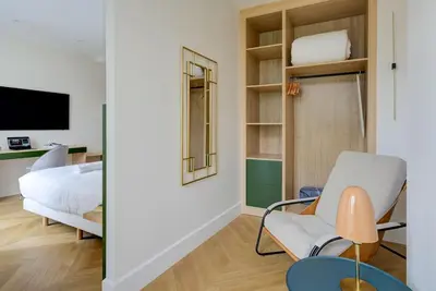 Télévision ou salle de divertissement dans l'établissement Stunning Family Flat - Grands Boulevards - with AC