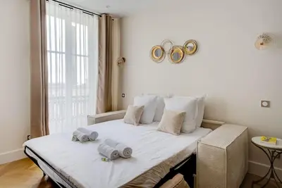 Un ou plusieurs lits dans un hébergement de l'établissement Stunning Family Flat - Grands Boulevards - with AC