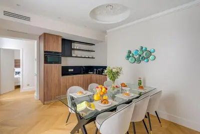 Cuisine ou kitchenette dans l'établissement Elegant family apartment - REX - With AC