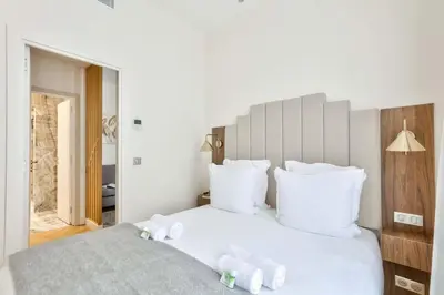 Un ou plusieurs lits dans un hébergement de l'établissement Luxurious & Peaceful - Near Le Marais - with AC