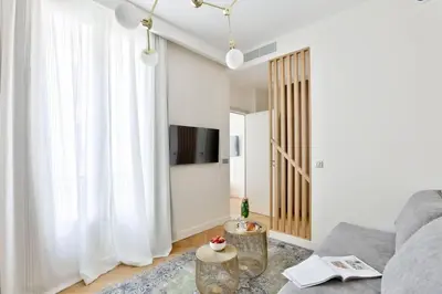 Télévision ou salle de divertissement dans l'établissement Luxurious & Peaceful - Near Le Marais - with AC