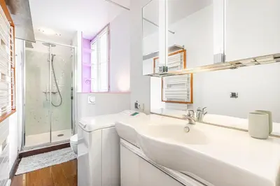 Salle de bains dans l'établissement GuestReady - Séjour Idéal près du Musée du Louvre