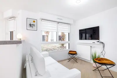 Télévision ou salle de divertissement dans l'établissement GuestReady - Séjour Moderne à Issy-les-Moulineaux