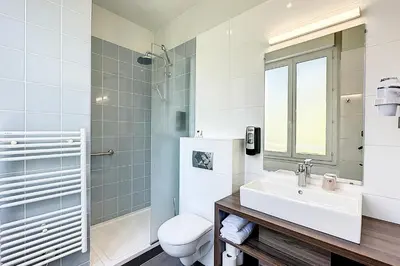 Salle de bains dans l'établissement Hôtellerie L'Enclos Rey