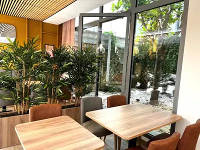 Restaurant ou autre lieu de restauration dans l'établissement Hôtellerie L'Enclos Rey