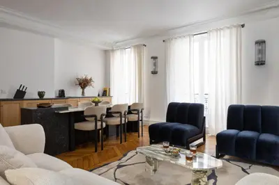 Coin salon dans l'établissement Champs Élysées Montaigne Luxury 2 bedroom