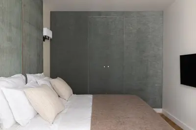 Un ou plusieurs lits dans un hébergement de l'établissement Champs Élysées Montaigne Luxury 2 bedroom