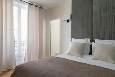 Un ou plusieurs lits dans un hébergement de l'établissement Champs Élysées Montaigne Luxury 2 bedroom