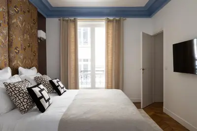 Un ou plusieurs lits dans un hébergement de l'établissement Champs Élysées Montaigne Luxury 2 bedroom