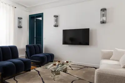 Télévision ou salle de divertissement dans l'établissement Champs Élysées Montaigne Luxury 2 bedroom