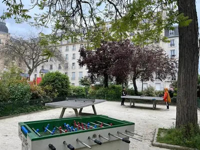 Tennis de table au sein de l'établissement Paris park view 5 bedrooms familly subway 6 ou à proximité