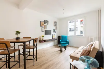 Coin salon dans l'établissement 2 pièces-Moderne-Proche Paris