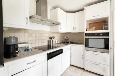 Cuisine ou kitchenette dans l'établissement GuestReady - Séjour Chic au Cœur de Paris