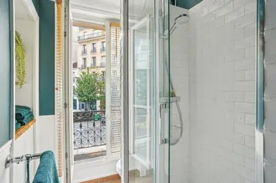 Salle de bains dans l'établissement Magnifique appartement au cœur du XVIIIème