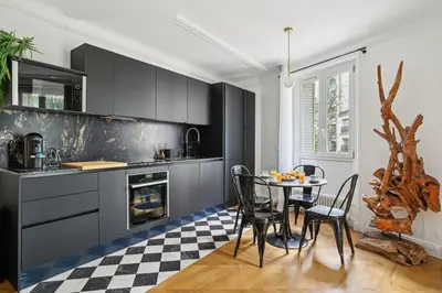 Cuisine ou kitchenette dans l'établissement Magnifique appartement au cœur du XVIIIème