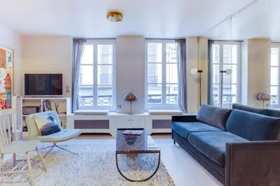 Télévision ou salle de divertissement dans l'établissement GuestReady - Appt d'architecte dans le Marais