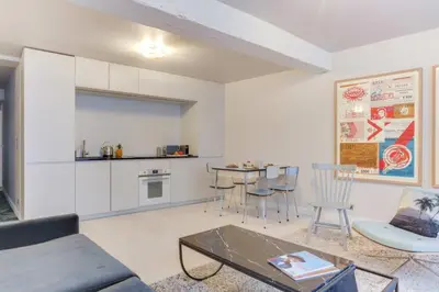 Cuisine ou kitchenette dans l'établissement GuestReady - Appt d'architecte dans le Marais