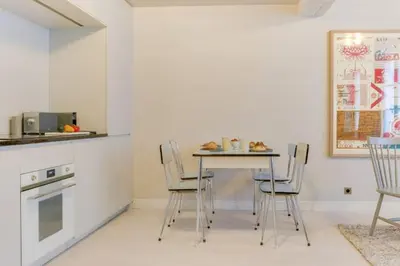 Cuisine ou kitchenette dans l'établissement GuestReady - Appt d'architecte dans le Marais