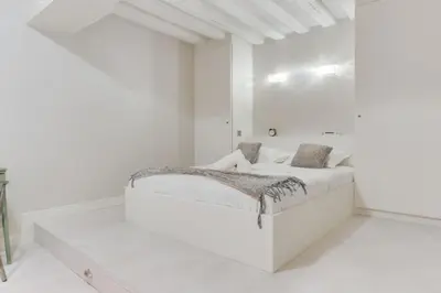 Un ou plusieurs lits dans un hébergement de l'établissement GuestReady - Appt d'architecte dans le Marais