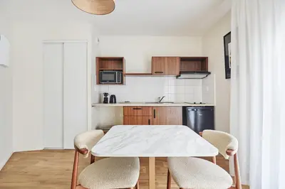 Cuisine ou kitchenette dans l'établissement Appart'hôtel - Paris Levallois Maurice Ravel