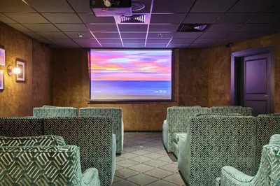 Télévision ou salle de divertissement dans l'établissement Appart'hôtel - Paris Levallois Maurice Ravel