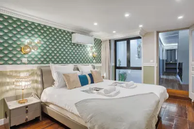 Un ou plusieurs lits dans un hébergement de l'établissement Elegant Triplex in Paris - Ideal for 10 - Aircon
